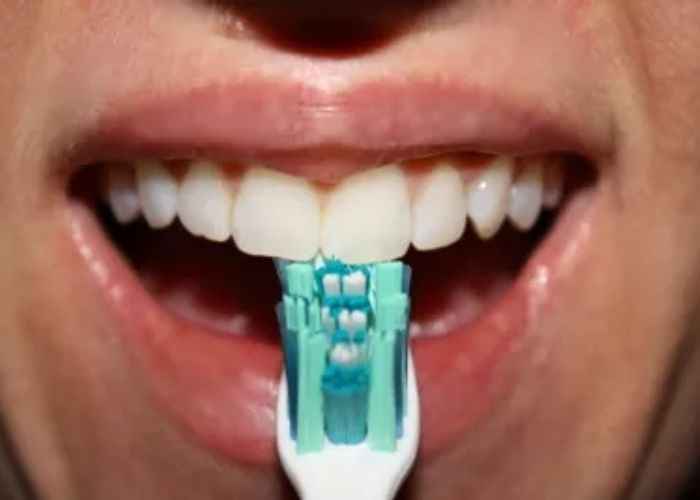 روش صحیح مسواک زدن پشت دندان