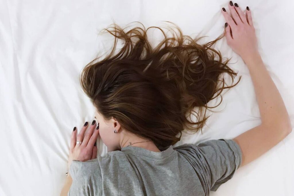 خوابیدن با موهای خیس